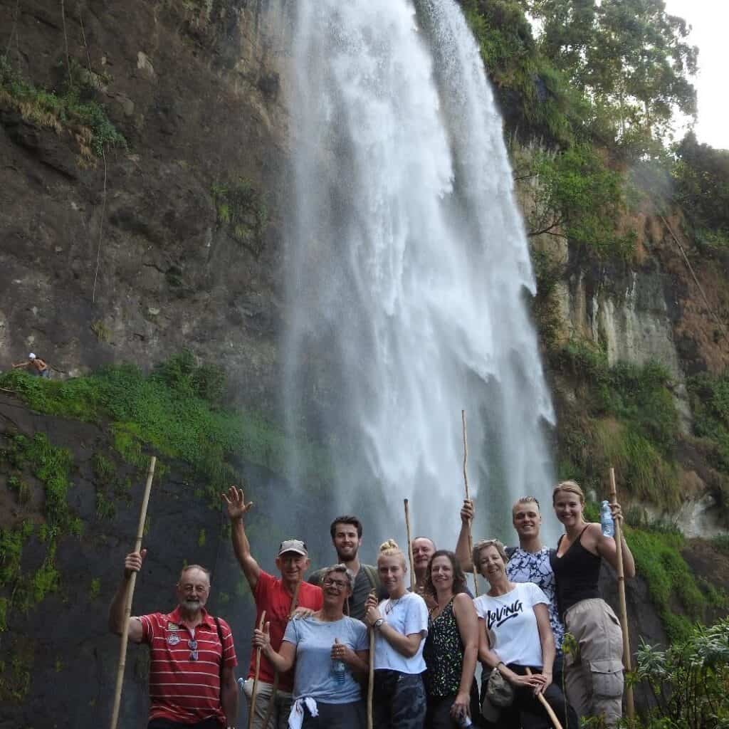 Groep bij een waterval